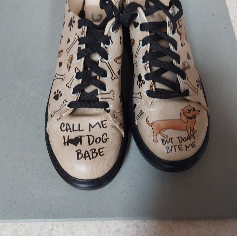 Dogos  size 39, 81/2